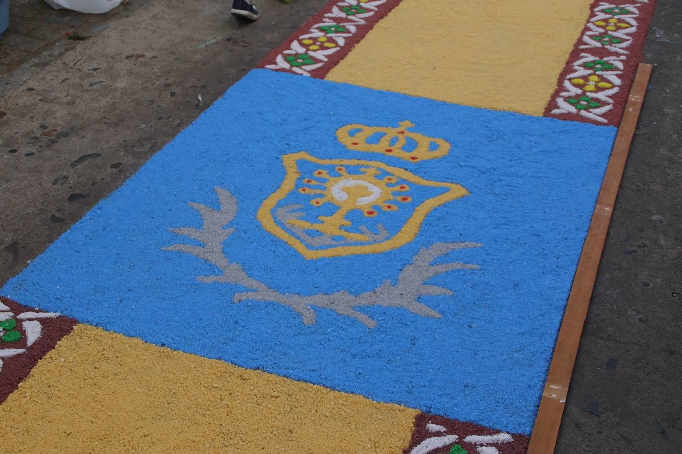 Las alfombras de sal embellecen y llenan de color, hoy, las calles de Jerez de los Caballeros con motivo de la festividad del Corpus Christi. Desde primera hora de la mañana, miembros de las cofradías y hermandades, Cáritas, grupos de catequesis, familias de los niños que han hecho este año la Primera Comunión, miembros de la Asociación de costaleros y costaleras de la Semana Santa jerezana, Ayuntamiento y vecinos han cubierto las principales calles del municipio con 6.250 kilos de sal teñida, plenas de color. A continuación, han disfrutado de una jornada de convivencia en la Casa de la Iglesia 'Cecilia de Arteaga'.
