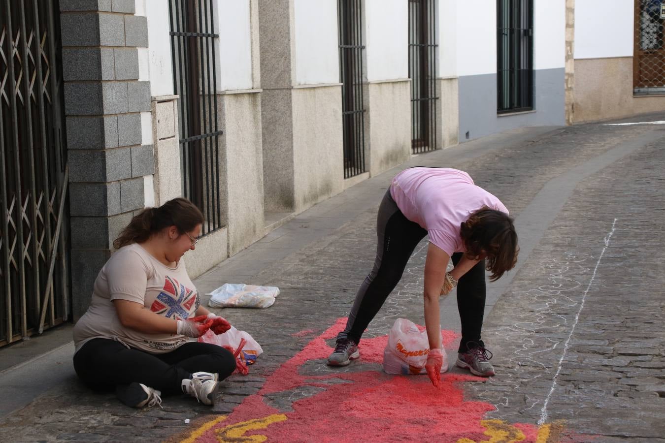 Las alfombras de sal embellecen y llenan de color, hoy, las calles de Jerez de los Caballeros con motivo de la festividad del Corpus Christi. Desde primera hora de la mañana, miembros de las cofradías y hermandades, Cáritas, grupos de catequesis, familias de los niños que han hecho este año la Primera Comunión, miembros de la Asociación de costaleros y costaleras de la Semana Santa jerezana, Ayuntamiento y vecinos han cubierto las principales calles del municipio con 6.250 kilos de sal teñida, plenas de color. A continuación, han disfrutado de una jornada de convivencia en la Casa de la Iglesia 'Cecilia de Arteaga'.