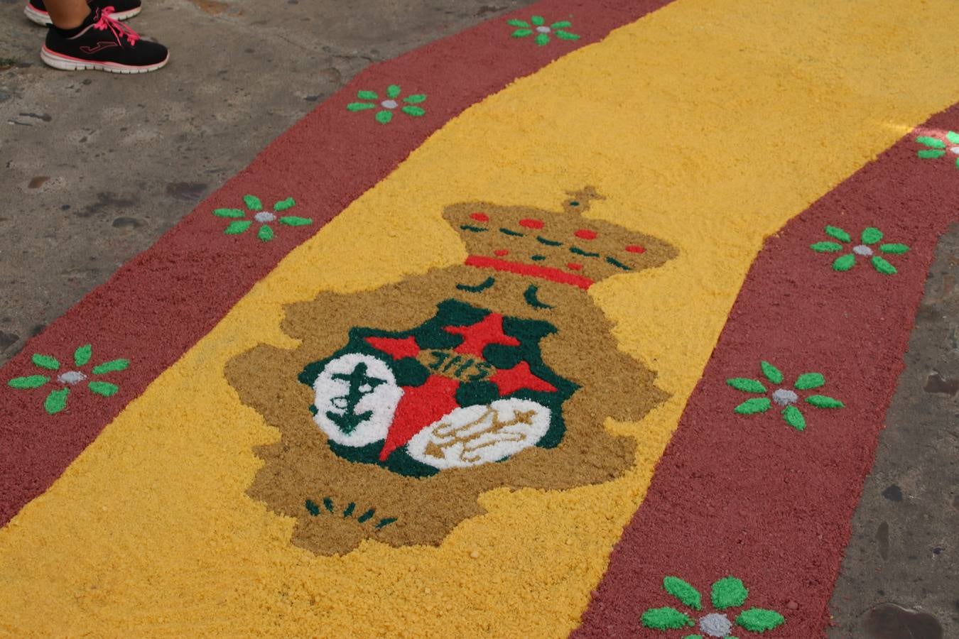 Las alfombras de sal embellecen y llenan de color, hoy, las calles de Jerez de los Caballeros con motivo de la festividad del Corpus Christi. Desde primera hora de la mañana, miembros de las cofradías y hermandades, Cáritas, grupos de catequesis, familias de los niños que han hecho este año la Primera Comunión, miembros de la Asociación de costaleros y costaleras de la Semana Santa jerezana, Ayuntamiento y vecinos han cubierto las principales calles del municipio con 6.250 kilos de sal teñida, plenas de color. A continuación, han disfrutado de una jornada de convivencia en la Casa de la Iglesia 'Cecilia de Arteaga'.