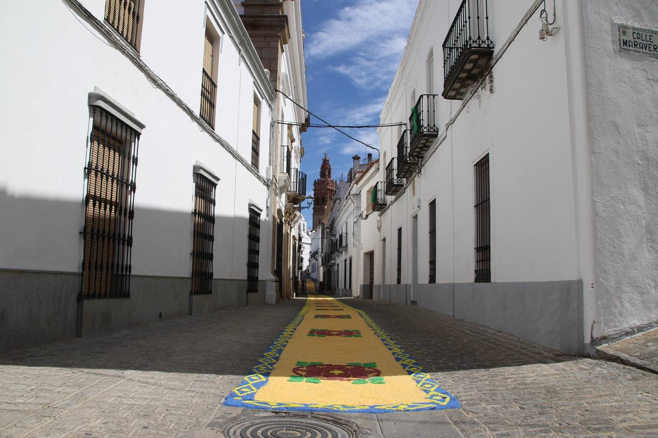 Las alfombras de sal embellecen y llenan de color, hoy, las calles de Jerez de los Caballeros con motivo de la festividad del Corpus Christi. Desde primera hora de la mañana, miembros de las cofradías y hermandades, Cáritas, grupos de catequesis, familias de los niños que han hecho este año la Primera Comunión, miembros de la Asociación de costaleros y costaleras de la Semana Santa jerezana, Ayuntamiento y vecinos han cubierto las principales calles del municipio con 6.250 kilos de sal teñida, plenas de color. A continuación, han disfrutado de una jornada de convivencia en la Casa de la Iglesia 'Cecilia de Arteaga'.