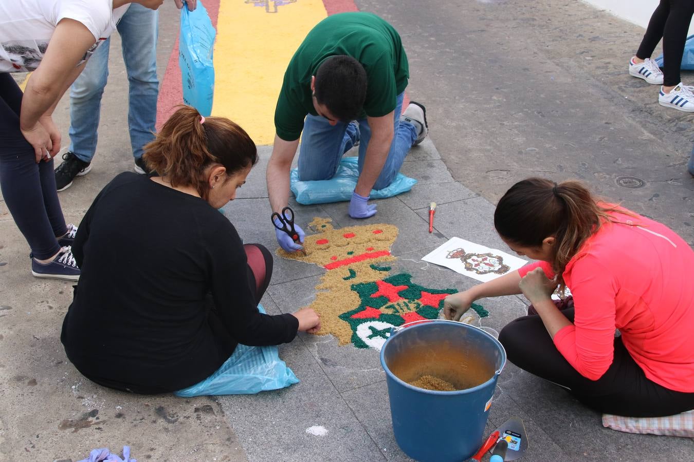 Las alfombras de sal embellecen y llenan de color, hoy, las calles de Jerez de los Caballeros con motivo de la festividad del Corpus Christi. Desde primera hora de la mañana, miembros de las cofradías y hermandades, Cáritas, grupos de catequesis, familias de los niños que han hecho este año la Primera Comunión, miembros de la Asociación de costaleros y costaleras de la Semana Santa jerezana, Ayuntamiento y vecinos han cubierto las principales calles del municipio con 6.250 kilos de sal teñida, plenas de color. A continuación, han disfrutado de una jornada de convivencia en la Casa de la Iglesia 'Cecilia de Arteaga'.