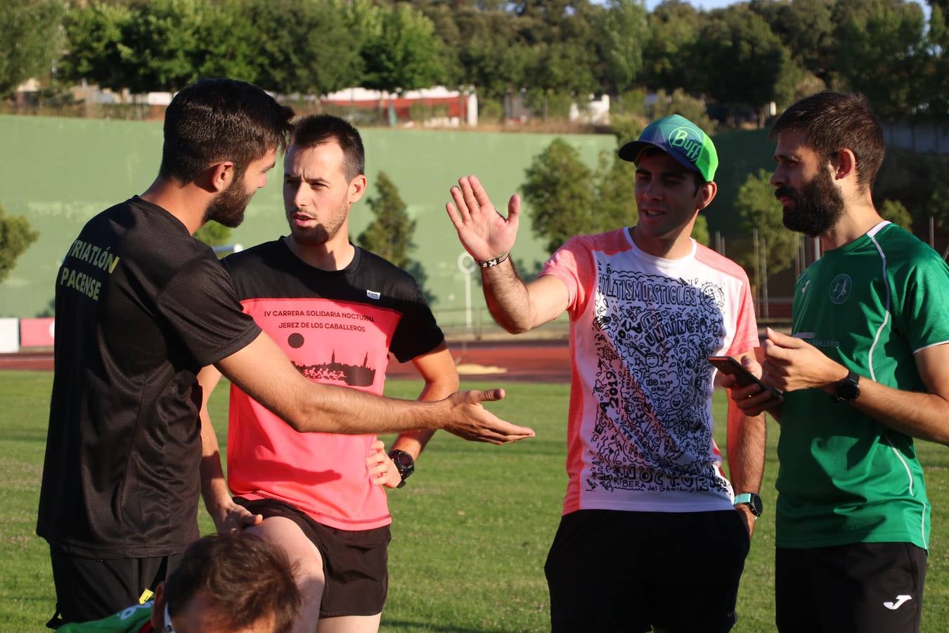 La Ciudad Deportiva 'Manuel Calzado Galván' acogió, ayer, la 'I Milla', organizada por el Club Atletismo de Jerez de los Caballeros con motivo de su primer aniversario. Manuela Gómez y Álvaro Crespo fueron los vencedores de la prueba absoluta. Al finalizar, los participantes y los allí presentes disfrutaron de una jornada de convivencia. 