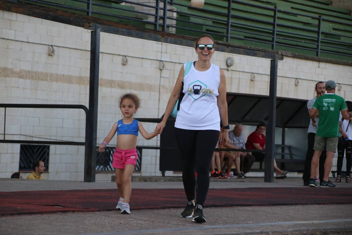 La Ciudad Deportiva 'Manuel Calzado Galván' acogió, ayer, la 'I Milla', organizada por el Club Atletismo de Jerez de los Caballeros con motivo de su primer aniversario. Manuela Gómez y Álvaro Crespo fueron los vencedores de la prueba absoluta. Al finalizar, los participantes y los allí presentes disfrutaron de una jornada de convivencia. 