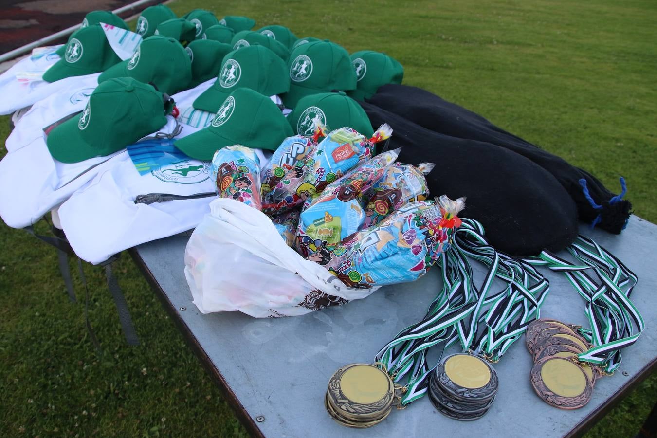 La Ciudad Deportiva 'Manuel Calzado Galván' acogió, ayer, la 'I Milla', organizada por el Club Atletismo de Jerez de los Caballeros con motivo de su primer aniversario. Manuela Gómez y Álvaro Crespo fueron los vencedores de la prueba absoluta. Al finalizar, los participantes y los allí presentes disfrutaron de una jornada de convivencia. 