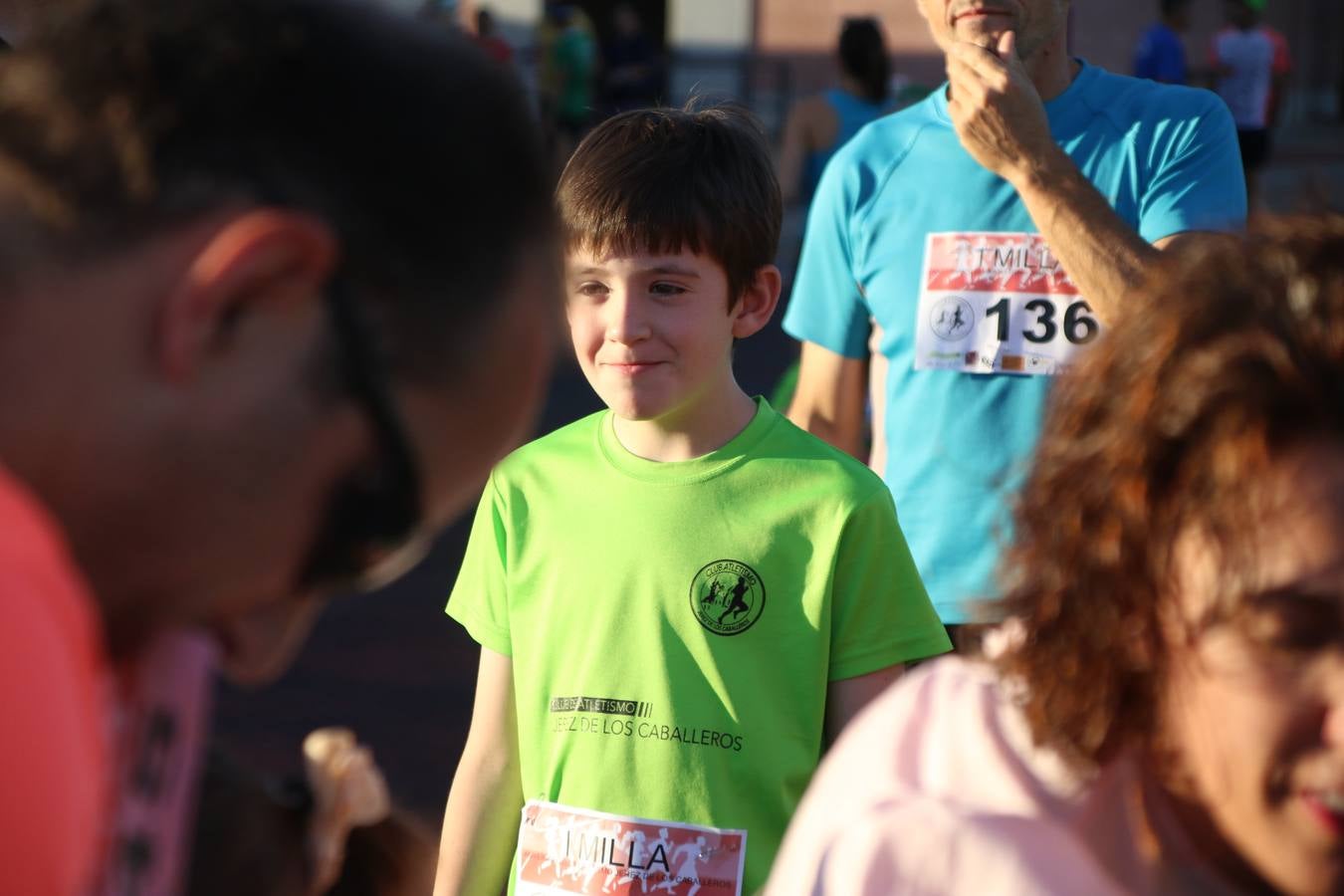 La Ciudad Deportiva 'Manuel Calzado Galván' acogió, ayer, la 'I Milla', organizada por el Club Atletismo de Jerez de los Caballeros con motivo de su primer aniversario. Manuela Gómez y Álvaro Crespo fueron los vencedores de la prueba absoluta. Al finalizar, los participantes y los allí presentes disfrutaron de una jornada de convivencia. 