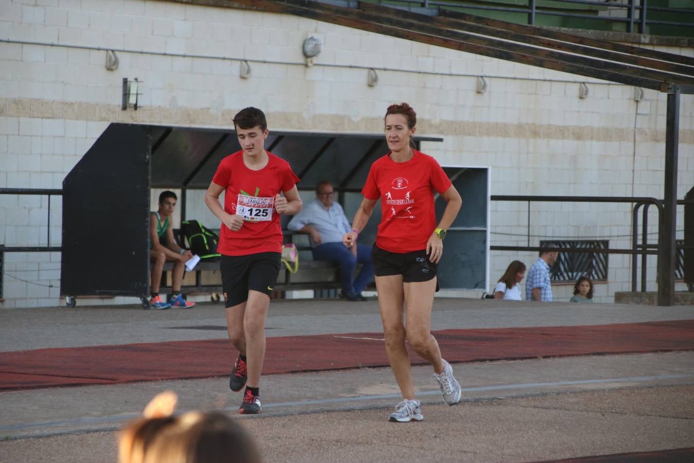 La Ciudad Deportiva 'Manuel Calzado Galván' acogió, ayer, la 'I Milla', organizada por el Club Atletismo de Jerez de los Caballeros con motivo de su primer aniversario. Manuela Gómez y Álvaro Crespo fueron los vencedores de la prueba absoluta. Al finalizar, los participantes y los allí presentes disfrutaron de una jornada de convivencia. 