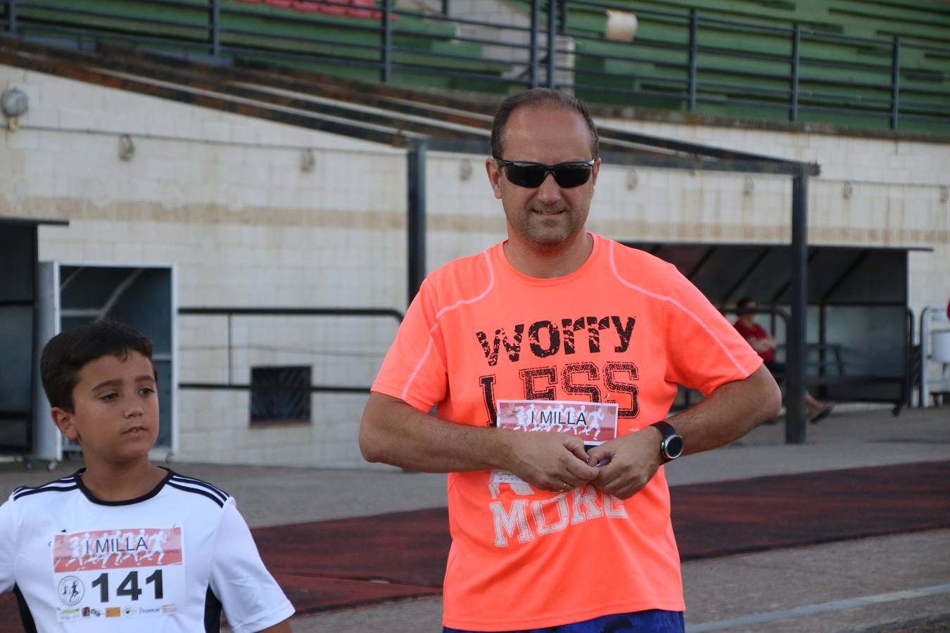 La Ciudad Deportiva 'Manuel Calzado Galván' acogió, ayer, la 'I Milla', organizada por el Club Atletismo de Jerez de los Caballeros con motivo de su primer aniversario. Manuela Gómez y Álvaro Crespo fueron los vencedores de la prueba absoluta. Al finalizar, los participantes y los allí presentes disfrutaron de una jornada de convivencia. 