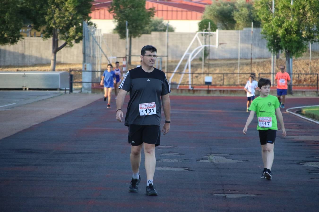 La Ciudad Deportiva 'Manuel Calzado Galván' acogió, ayer, la 'I Milla', organizada por el Club Atletismo de Jerez de los Caballeros con motivo de su primer aniversario. Manuela Gómez y Álvaro Crespo fueron los vencedores de la prueba absoluta. Al finalizar, los participantes y los allí presentes disfrutaron de una jornada de convivencia. 