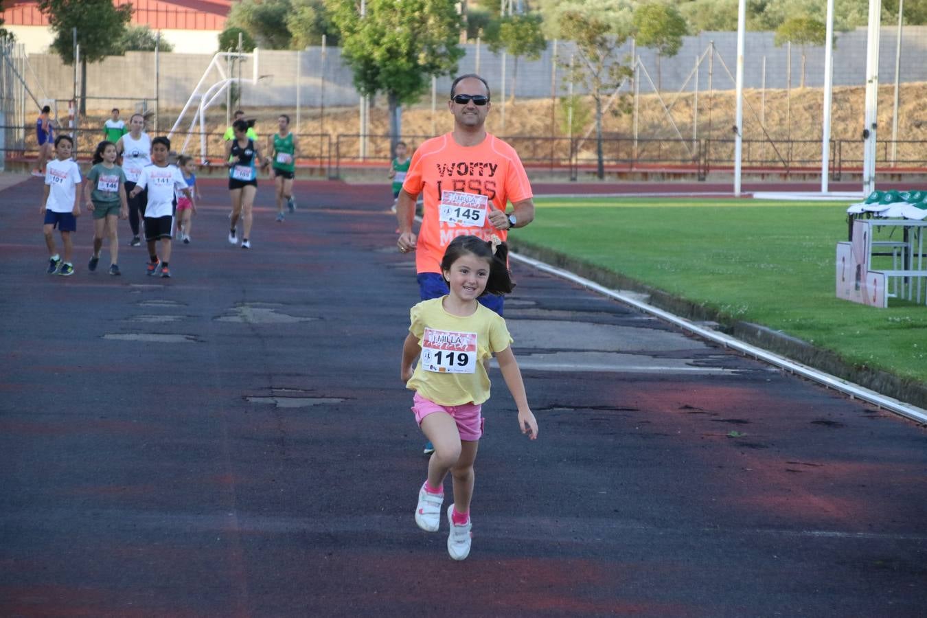 La Ciudad Deportiva 'Manuel Calzado Galván' acogió, ayer, la 'I Milla', organizada por el Club Atletismo de Jerez de los Caballeros con motivo de su primer aniversario. Manuela Gómez y Álvaro Crespo fueron los vencedores de la prueba absoluta. Al finalizar, los participantes y los allí presentes disfrutaron de una jornada de convivencia. 