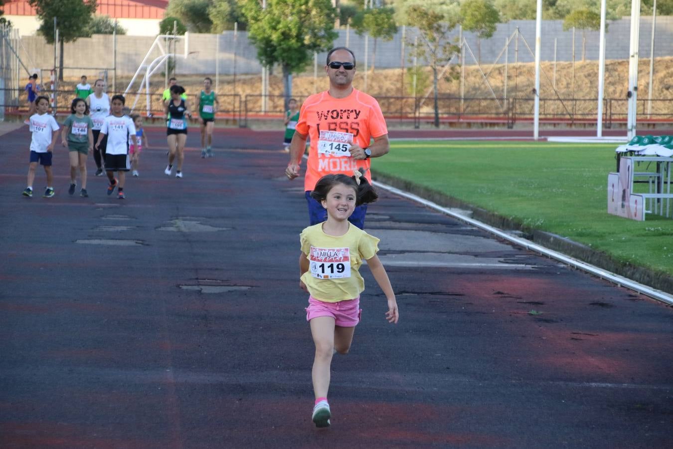 La Ciudad Deportiva 'Manuel Calzado Galván' acogió, ayer, la 'I Milla', organizada por el Club Atletismo de Jerez de los Caballeros con motivo de su primer aniversario. Manuela Gómez y Álvaro Crespo fueron los vencedores de la prueba absoluta. Al finalizar, los participantes y los allí presentes disfrutaron de una jornada de convivencia. 
