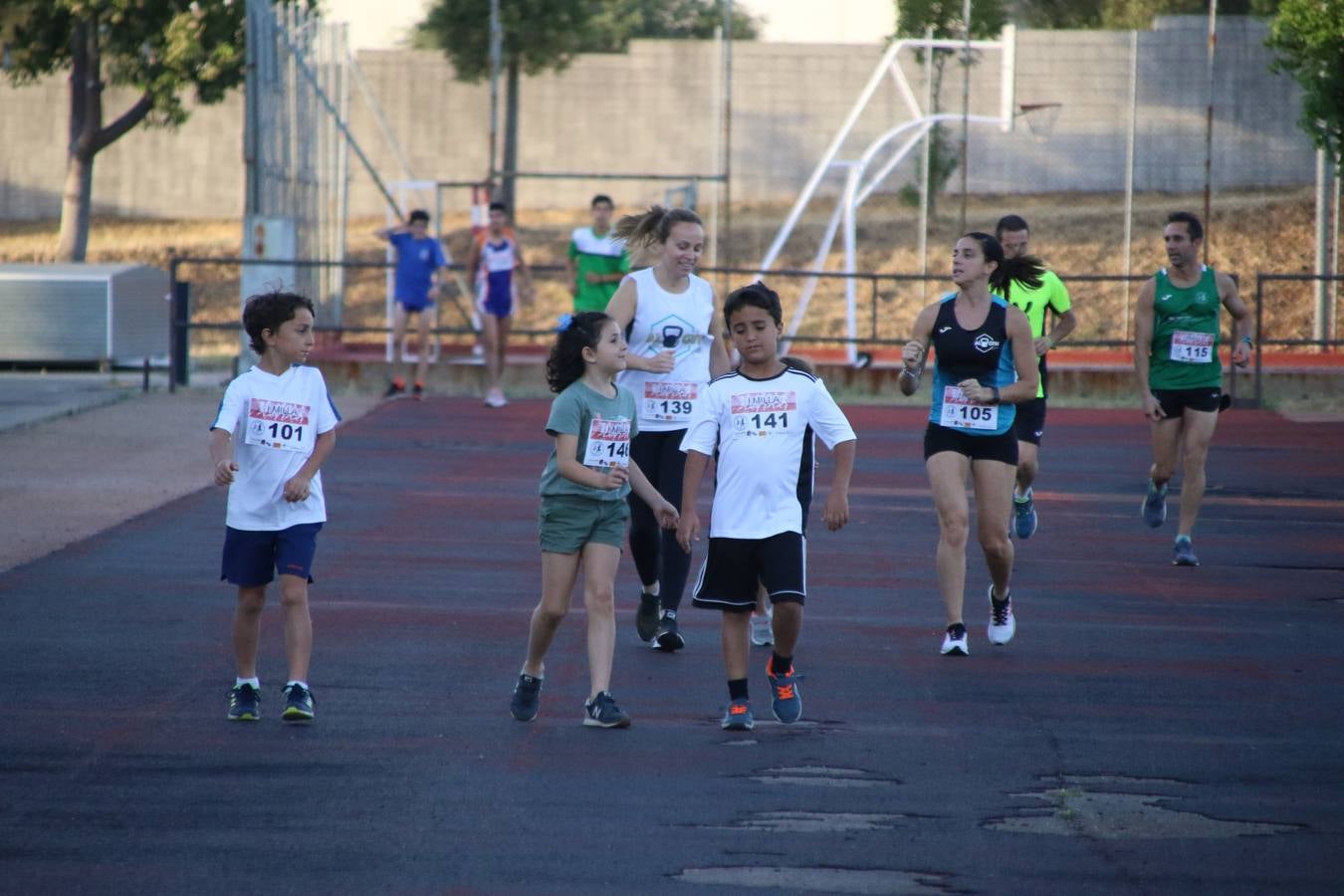 La Ciudad Deportiva 'Manuel Calzado Galván' acogió, ayer, la 'I Milla', organizada por el Club Atletismo de Jerez de los Caballeros con motivo de su primer aniversario. Manuela Gómez y Álvaro Crespo fueron los vencedores de la prueba absoluta. Al finalizar, los participantes y los allí presentes disfrutaron de una jornada de convivencia. 