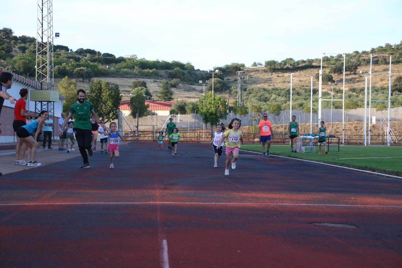 La Ciudad Deportiva 'Manuel Calzado Galván' acogió, ayer, la 'I Milla', organizada por el Club Atletismo de Jerez de los Caballeros con motivo de su primer aniversario. Manuela Gómez y Álvaro Crespo fueron los vencedores de la prueba absoluta. Al finalizar, los participantes y los allí presentes disfrutaron de una jornada de convivencia. 