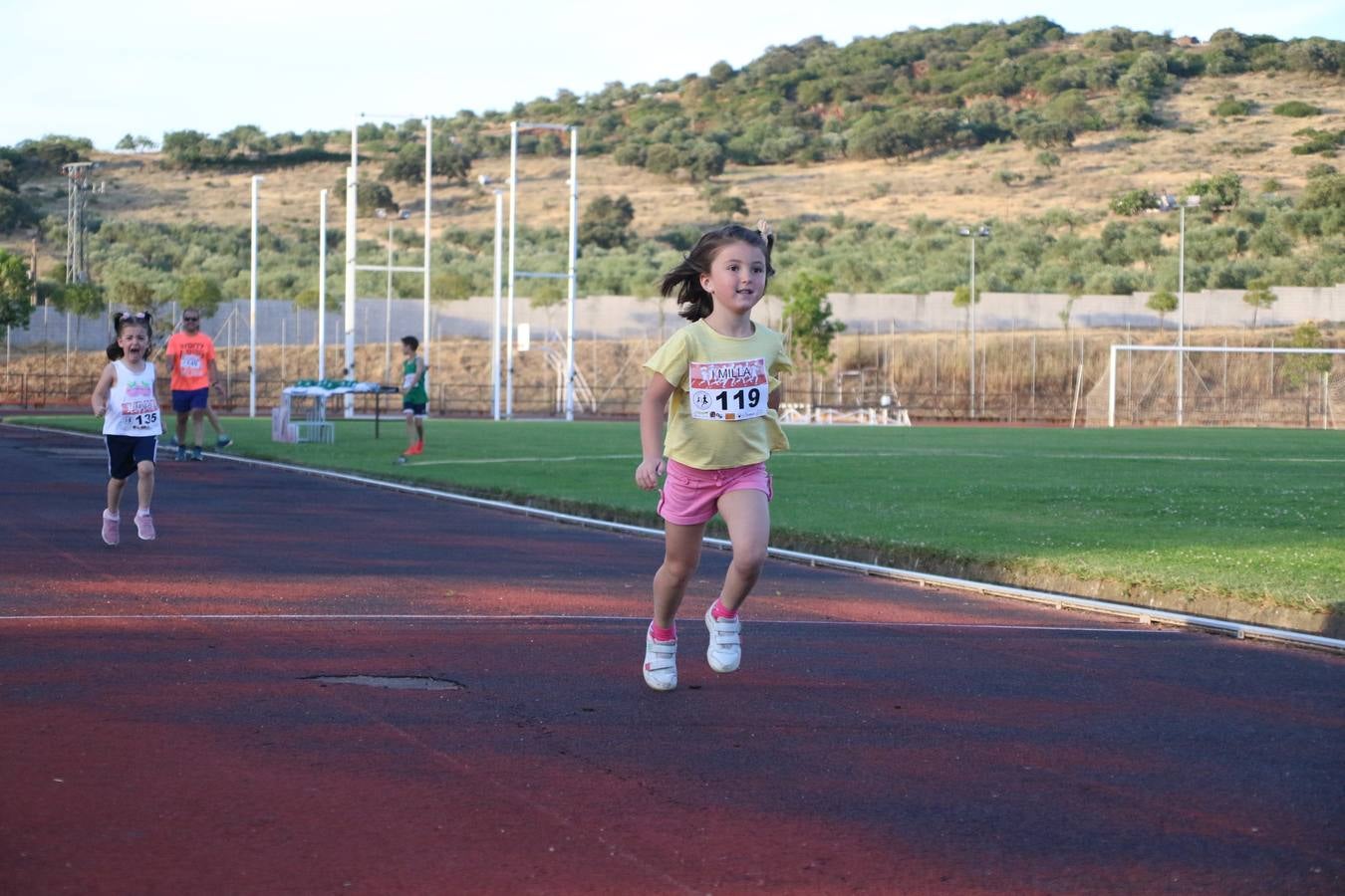 La Ciudad Deportiva 'Manuel Calzado Galván' acogió, ayer, la 'I Milla', organizada por el Club Atletismo de Jerez de los Caballeros con motivo de su primer aniversario. Manuela Gómez y Álvaro Crespo fueron los vencedores de la prueba absoluta. Al finalizar, los participantes y los allí presentes disfrutaron de una jornada de convivencia. 