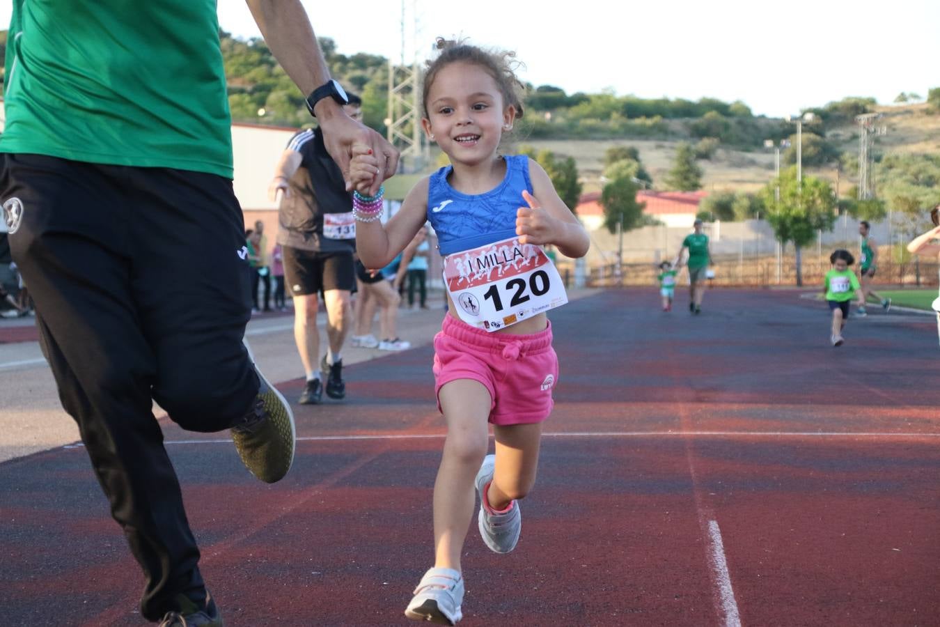 La Ciudad Deportiva 'Manuel Calzado Galván' acogió, ayer, la 'I Milla', organizada por el Club Atletismo de Jerez de los Caballeros con motivo de su primer aniversario. Manuela Gómez y Álvaro Crespo fueron los vencedores de la prueba absoluta. Al finalizar, los participantes y los allí presentes disfrutaron de una jornada de convivencia. 