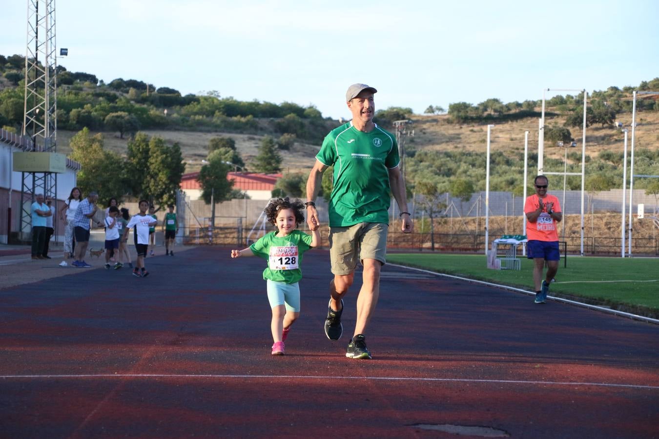 La Ciudad Deportiva 'Manuel Calzado Galván' acogió, ayer, la 'I Milla', organizada por el Club Atletismo de Jerez de los Caballeros con motivo de su primer aniversario. Manuela Gómez y Álvaro Crespo fueron los vencedores de la prueba absoluta. Al finalizar, los participantes y los allí presentes disfrutaron de una jornada de convivencia. 