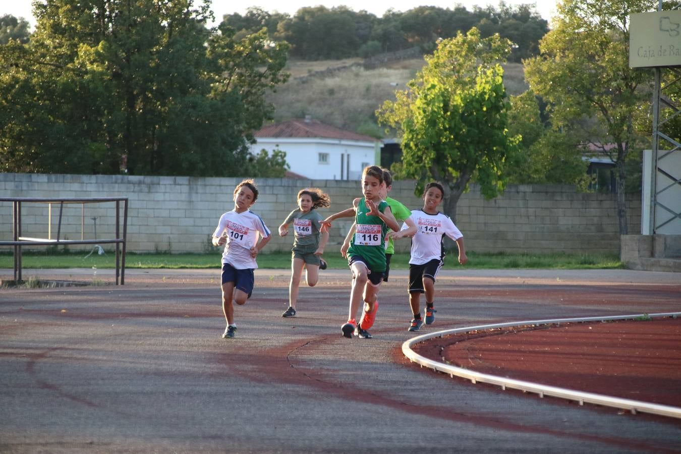 La Ciudad Deportiva 'Manuel Calzado Galván' acogió, ayer, la 'I Milla', organizada por el Club Atletismo de Jerez de los Caballeros con motivo de su primer aniversario. Manuela Gómez y Álvaro Crespo fueron los vencedores de la prueba absoluta. Al finalizar, los participantes y los allí presentes disfrutaron de una jornada de convivencia. 