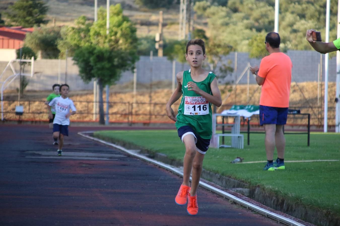 La Ciudad Deportiva 'Manuel Calzado Galván' acogió, ayer, la 'I Milla', organizada por el Club Atletismo de Jerez de los Caballeros con motivo de su primer aniversario. Manuela Gómez y Álvaro Crespo fueron los vencedores de la prueba absoluta. Al finalizar, los participantes y los allí presentes disfrutaron de una jornada de convivencia. 