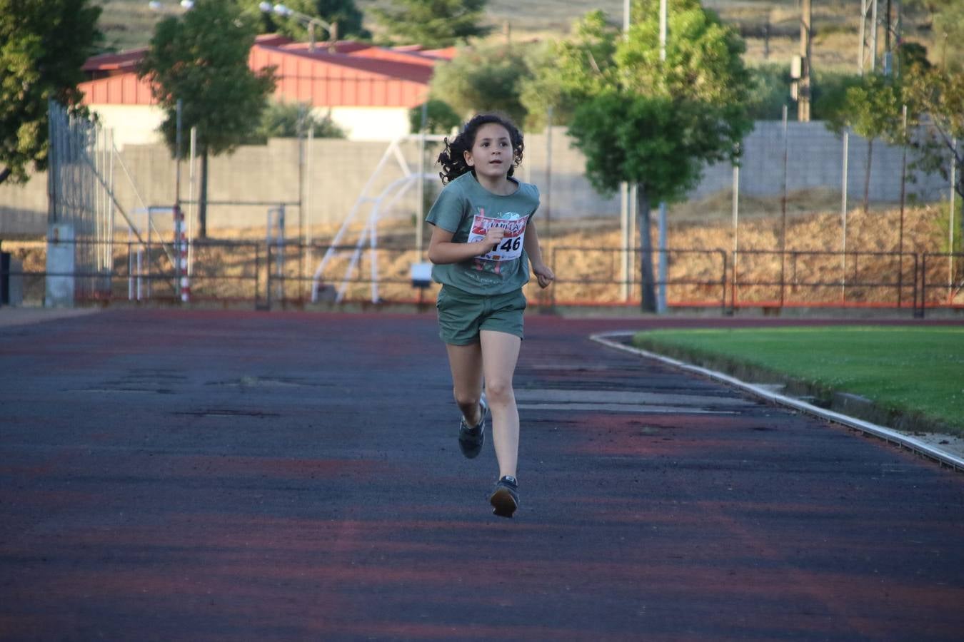 La Ciudad Deportiva 'Manuel Calzado Galván' acogió, ayer, la 'I Milla', organizada por el Club Atletismo de Jerez de los Caballeros con motivo de su primer aniversario. Manuela Gómez y Álvaro Crespo fueron los vencedores de la prueba absoluta. Al finalizar, los participantes y los allí presentes disfrutaron de una jornada de convivencia. 