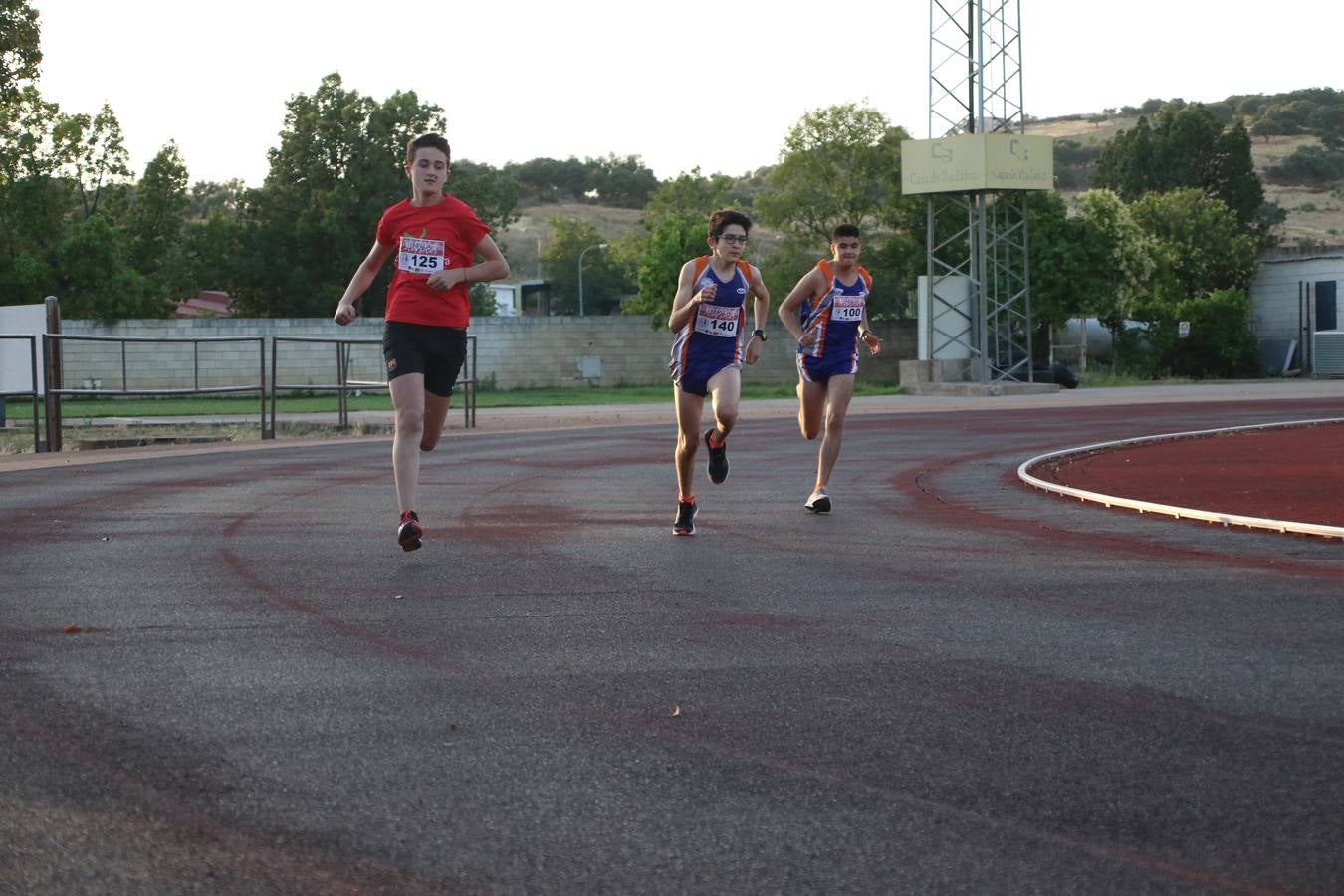 La Ciudad Deportiva 'Manuel Calzado Galván' acogió, ayer, la 'I Milla', organizada por el Club Atletismo de Jerez de los Caballeros con motivo de su primer aniversario. Manuela Gómez y Álvaro Crespo fueron los vencedores de la prueba absoluta. Al finalizar, los participantes y los allí presentes disfrutaron de una jornada de convivencia. 