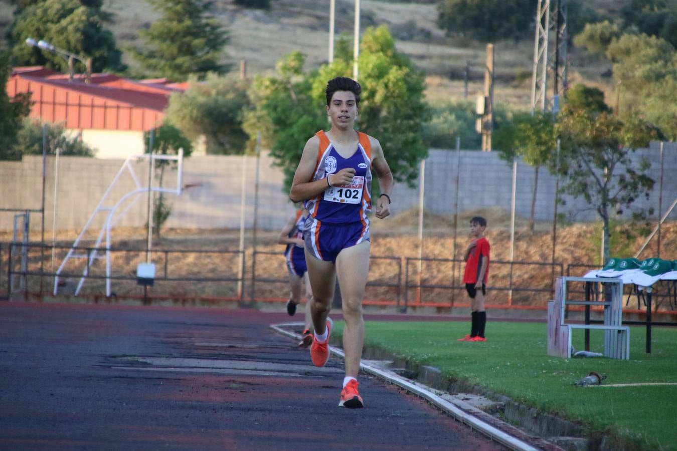 La Ciudad Deportiva 'Manuel Calzado Galván' acogió, ayer, la 'I Milla', organizada por el Club Atletismo de Jerez de los Caballeros con motivo de su primer aniversario. Manuela Gómez y Álvaro Crespo fueron los vencedores de la prueba absoluta. Al finalizar, los participantes y los allí presentes disfrutaron de una jornada de convivencia. 