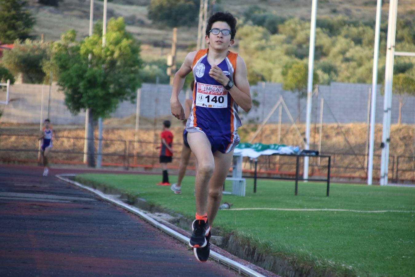 La Ciudad Deportiva 'Manuel Calzado Galván' acogió, ayer, la 'I Milla', organizada por el Club Atletismo de Jerez de los Caballeros con motivo de su primer aniversario. Manuela Gómez y Álvaro Crespo fueron los vencedores de la prueba absoluta. Al finalizar, los participantes y los allí presentes disfrutaron de una jornada de convivencia. 
