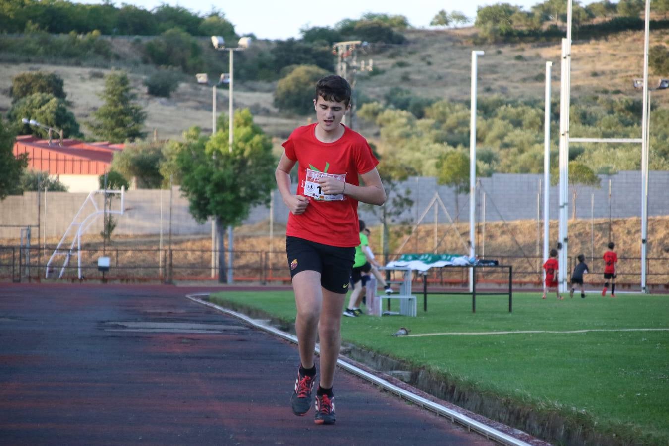 La Ciudad Deportiva 'Manuel Calzado Galván' acogió, ayer, la 'I Milla', organizada por el Club Atletismo de Jerez de los Caballeros con motivo de su primer aniversario. Manuela Gómez y Álvaro Crespo fueron los vencedores de la prueba absoluta. Al finalizar, los participantes y los allí presentes disfrutaron de una jornada de convivencia. 