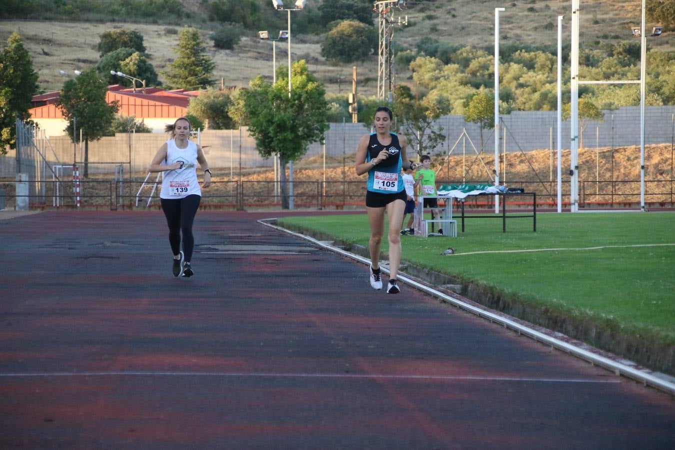 La Ciudad Deportiva 'Manuel Calzado Galván' acogió, ayer, la 'I Milla', organizada por el Club Atletismo de Jerez de los Caballeros con motivo de su primer aniversario. Manuela Gómez y Álvaro Crespo fueron los vencedores de la prueba absoluta. Al finalizar, los participantes y los allí presentes disfrutaron de una jornada de convivencia. 