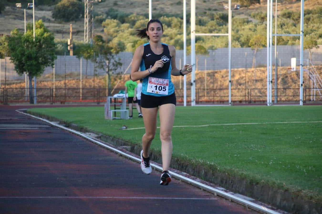 La Ciudad Deportiva 'Manuel Calzado Galván' acogió, ayer, la 'I Milla', organizada por el Club Atletismo de Jerez de los Caballeros con motivo de su primer aniversario. Manuela Gómez y Álvaro Crespo fueron los vencedores de la prueba absoluta. Al finalizar, los participantes y los allí presentes disfrutaron de una jornada de convivencia. 