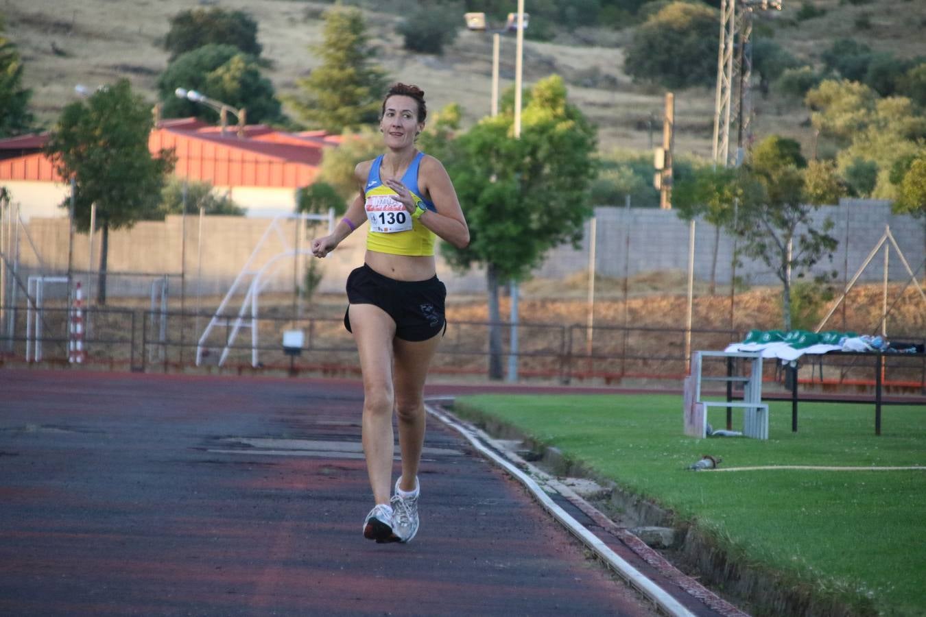 La Ciudad Deportiva 'Manuel Calzado Galván' acogió, ayer, la 'I Milla', organizada por el Club Atletismo de Jerez de los Caballeros con motivo de su primer aniversario. Manuela Gómez y Álvaro Crespo fueron los vencedores de la prueba absoluta. Al finalizar, los participantes y los allí presentes disfrutaron de una jornada de convivencia. 