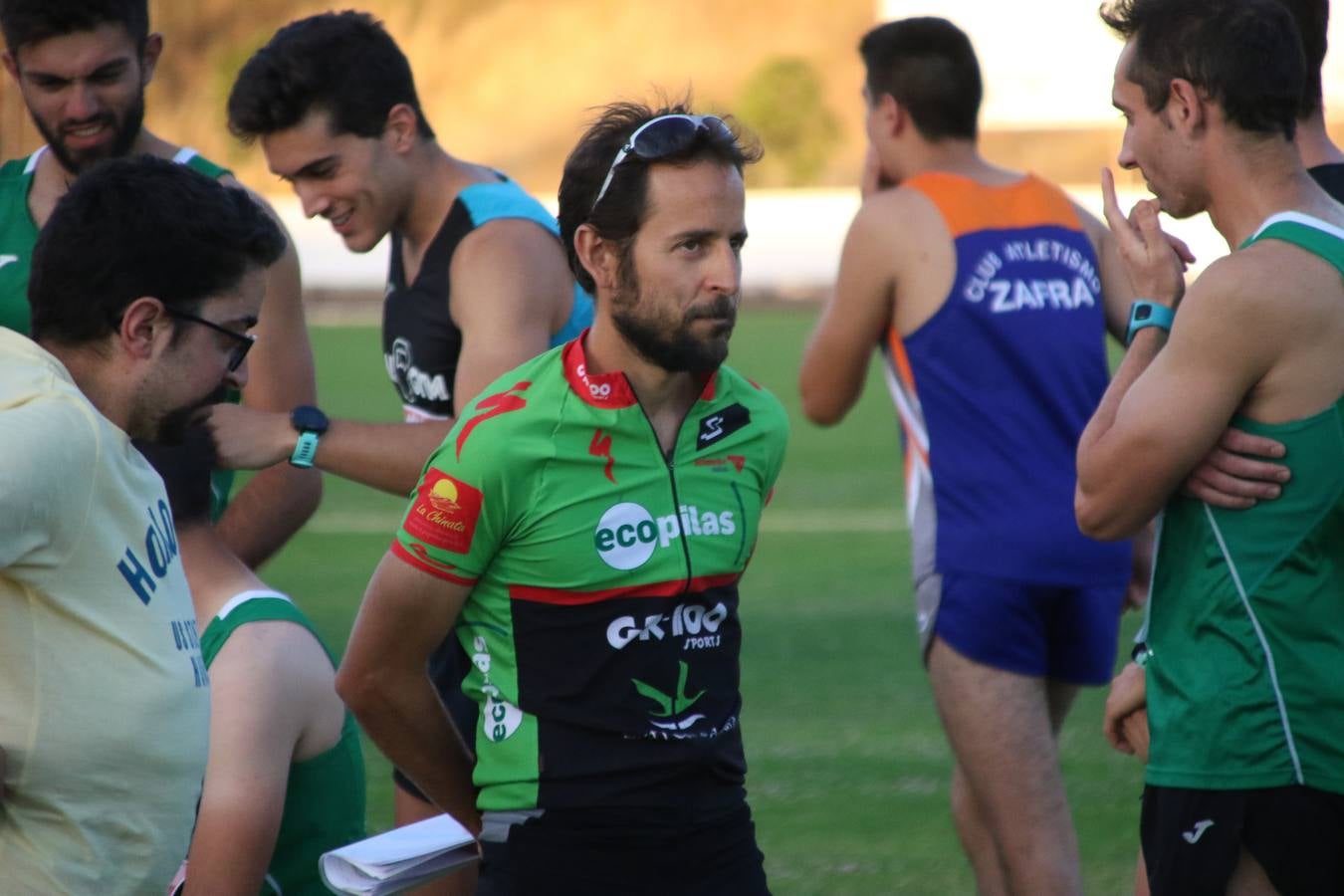 La Ciudad Deportiva 'Manuel Calzado Galván' acogió, ayer, la 'I Milla', organizada por el Club Atletismo de Jerez de los Caballeros con motivo de su primer aniversario. Manuela Gómez y Álvaro Crespo fueron los vencedores de la prueba absoluta. Al finalizar, los participantes y los allí presentes disfrutaron de una jornada de convivencia. 