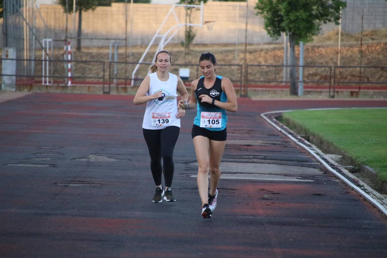 La Ciudad Deportiva 'Manuel Calzado Galván' acogió, ayer, la 'I Milla', organizada por el Club Atletismo de Jerez de los Caballeros con motivo de su primer aniversario. Manuela Gómez y Álvaro Crespo fueron los vencedores de la prueba absoluta. Al finalizar, los participantes y los allí presentes disfrutaron de una jornada de convivencia. 