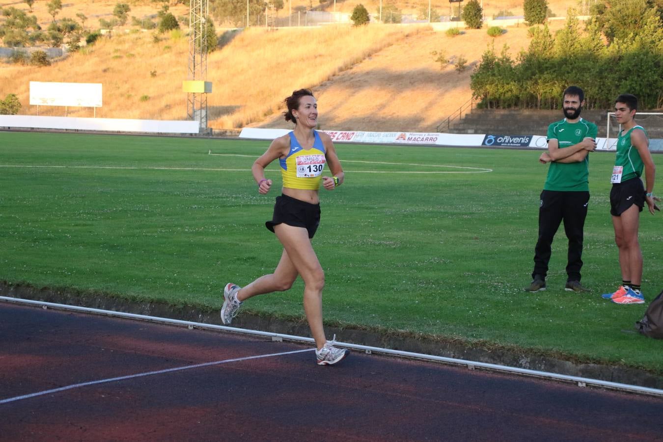La Ciudad Deportiva 'Manuel Calzado Galván' acogió, ayer, la 'I Milla', organizada por el Club Atletismo de Jerez de los Caballeros con motivo de su primer aniversario. Manuela Gómez y Álvaro Crespo fueron los vencedores de la prueba absoluta. Al finalizar, los participantes y los allí presentes disfrutaron de una jornada de convivencia. 