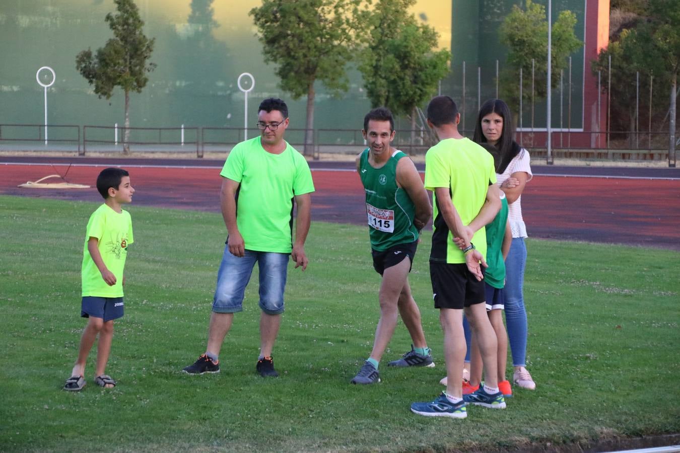 La Ciudad Deportiva 'Manuel Calzado Galván' acogió, ayer, la 'I Milla', organizada por el Club Atletismo de Jerez de los Caballeros con motivo de su primer aniversario. Manuela Gómez y Álvaro Crespo fueron los vencedores de la prueba absoluta. Al finalizar, los participantes y los allí presentes disfrutaron de una jornada de convivencia. 