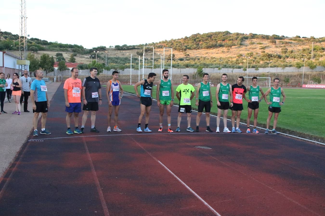 La Ciudad Deportiva 'Manuel Calzado Galván' acogió, ayer, la 'I Milla', organizada por el Club Atletismo de Jerez de los Caballeros con motivo de su primer aniversario. Manuela Gómez y Álvaro Crespo fueron los vencedores de la prueba absoluta. Al finalizar, los participantes y los allí presentes disfrutaron de una jornada de convivencia. 