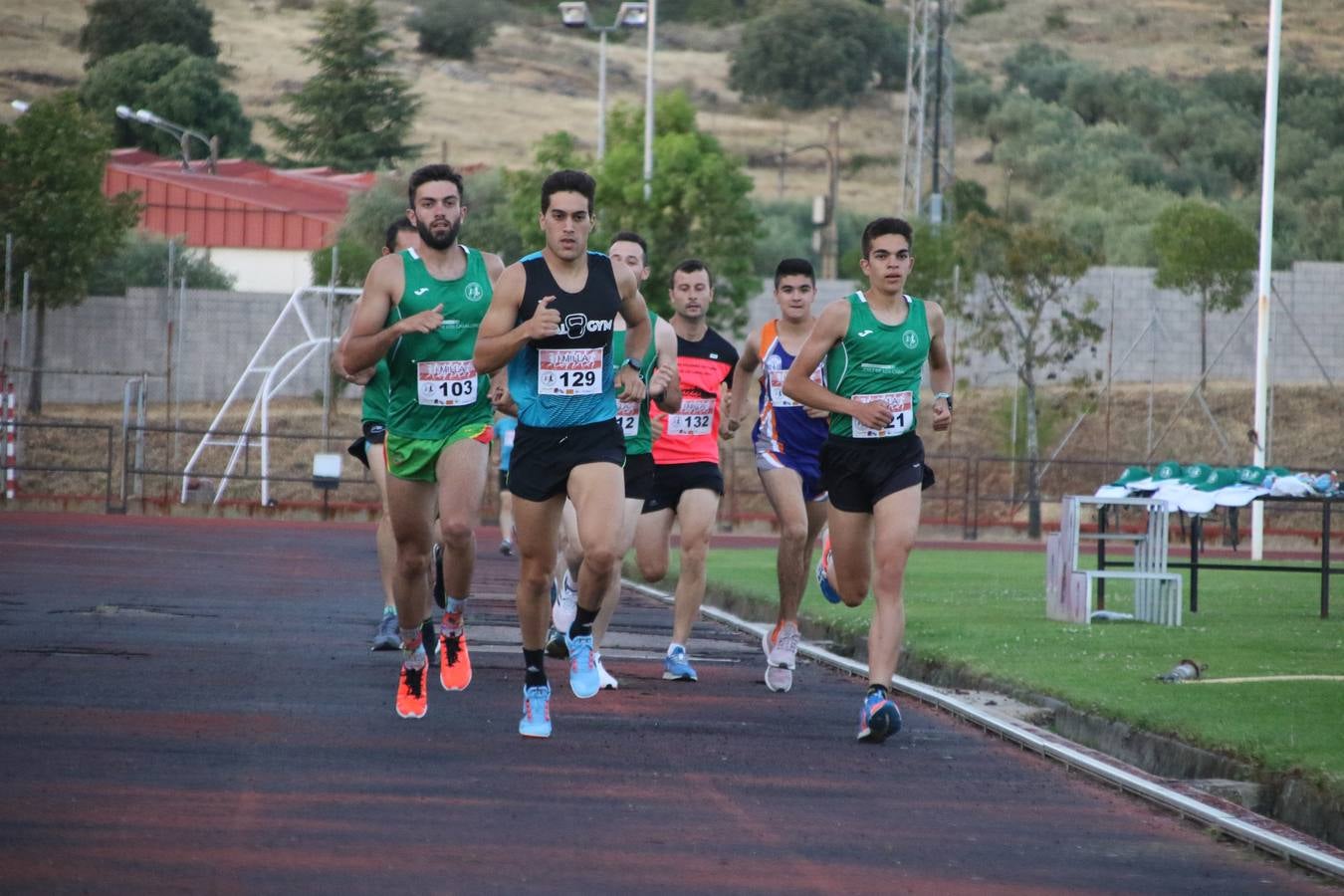 La Ciudad Deportiva 'Manuel Calzado Galván' acogió, ayer, la 'I Milla', organizada por el Club Atletismo de Jerez de los Caballeros con motivo de su primer aniversario. Manuela Gómez y Álvaro Crespo fueron los vencedores de la prueba absoluta. Al finalizar, los participantes y los allí presentes disfrutaron de una jornada de convivencia. 