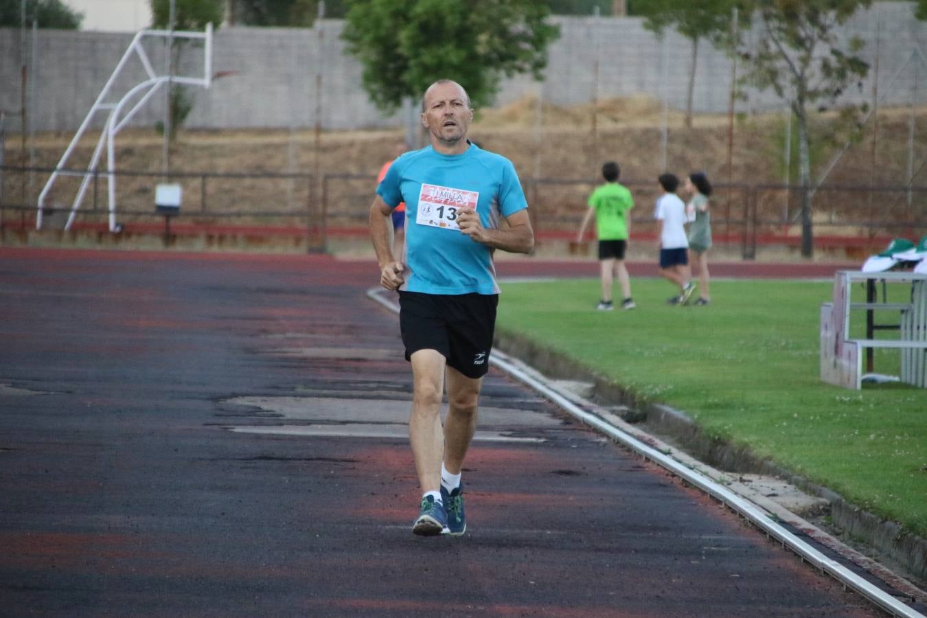 La Ciudad Deportiva 'Manuel Calzado Galván' acogió, ayer, la 'I Milla', organizada por el Club Atletismo de Jerez de los Caballeros con motivo de su primer aniversario. Manuela Gómez y Álvaro Crespo fueron los vencedores de la prueba absoluta. Al finalizar, los participantes y los allí presentes disfrutaron de una jornada de convivencia. 