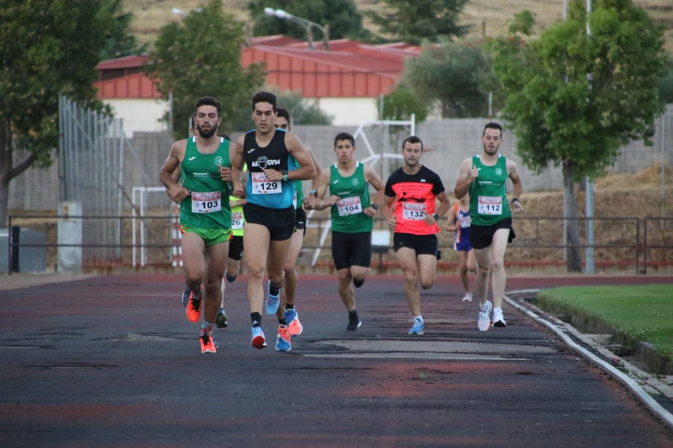 La Ciudad Deportiva 'Manuel Calzado Galván' acogió, ayer, la 'I Milla', organizada por el Club Atletismo de Jerez de los Caballeros con motivo de su primer aniversario. Manuela Gómez y Álvaro Crespo fueron los vencedores de la prueba absoluta. Al finalizar, los participantes y los allí presentes disfrutaron de una jornada de convivencia. 