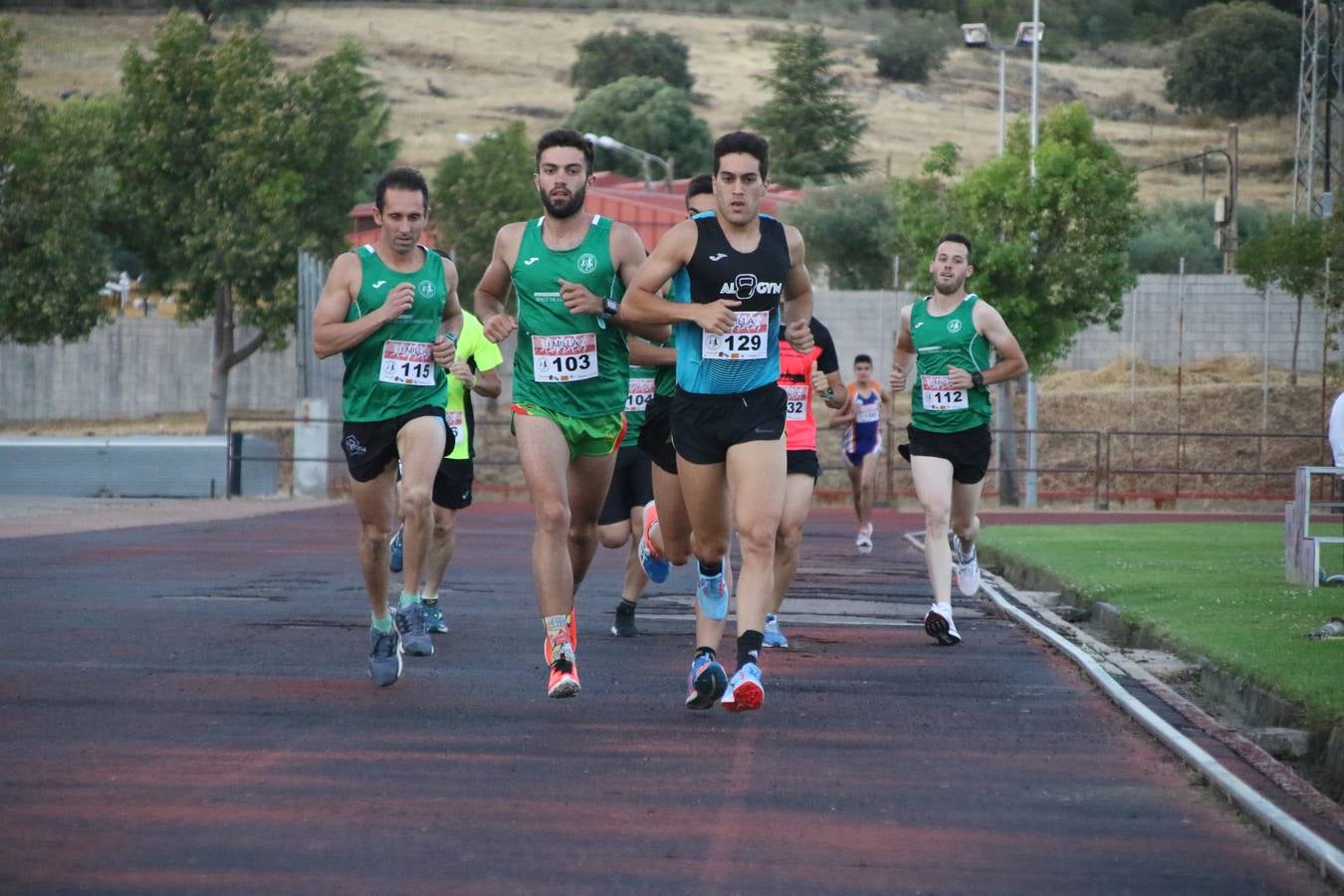 La Ciudad Deportiva 'Manuel Calzado Galván' acogió, ayer, la 'I Milla', organizada por el Club Atletismo de Jerez de los Caballeros con motivo de su primer aniversario. Manuela Gómez y Álvaro Crespo fueron los vencedores de la prueba absoluta. Al finalizar, los participantes y los allí presentes disfrutaron de una jornada de convivencia. 