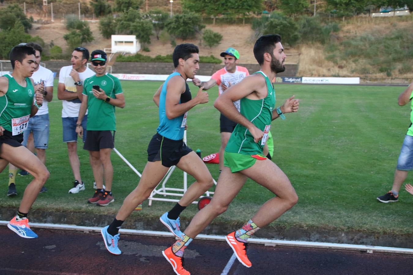 La Ciudad Deportiva 'Manuel Calzado Galván' acogió, ayer, la 'I Milla', organizada por el Club Atletismo de Jerez de los Caballeros con motivo de su primer aniversario. Manuela Gómez y Álvaro Crespo fueron los vencedores de la prueba absoluta. Al finalizar, los participantes y los allí presentes disfrutaron de una jornada de convivencia. 