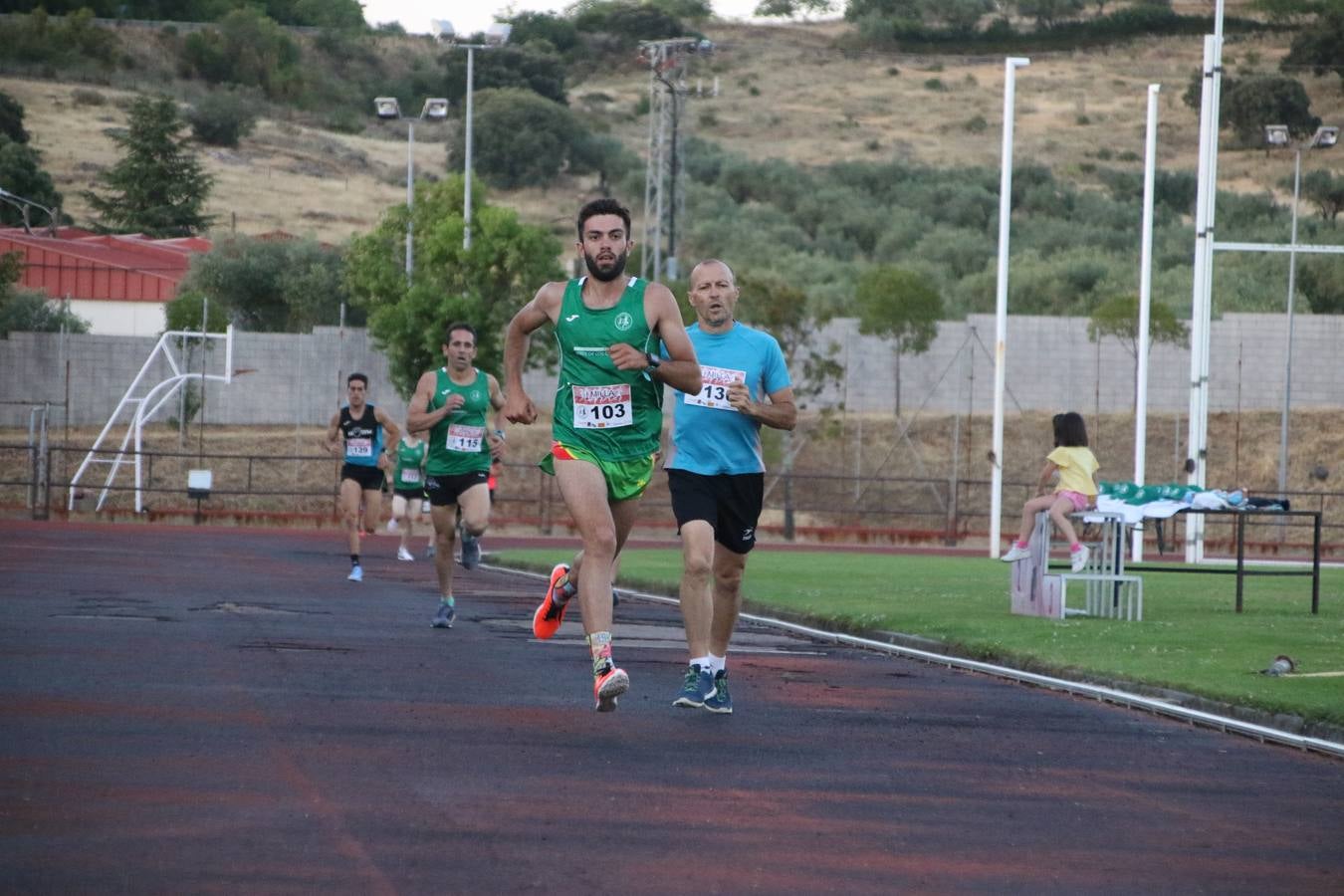 La Ciudad Deportiva 'Manuel Calzado Galván' acogió, ayer, la 'I Milla', organizada por el Club Atletismo de Jerez de los Caballeros con motivo de su primer aniversario. Manuela Gómez y Álvaro Crespo fueron los vencedores de la prueba absoluta. Al finalizar, los participantes y los allí presentes disfrutaron de una jornada de convivencia. 