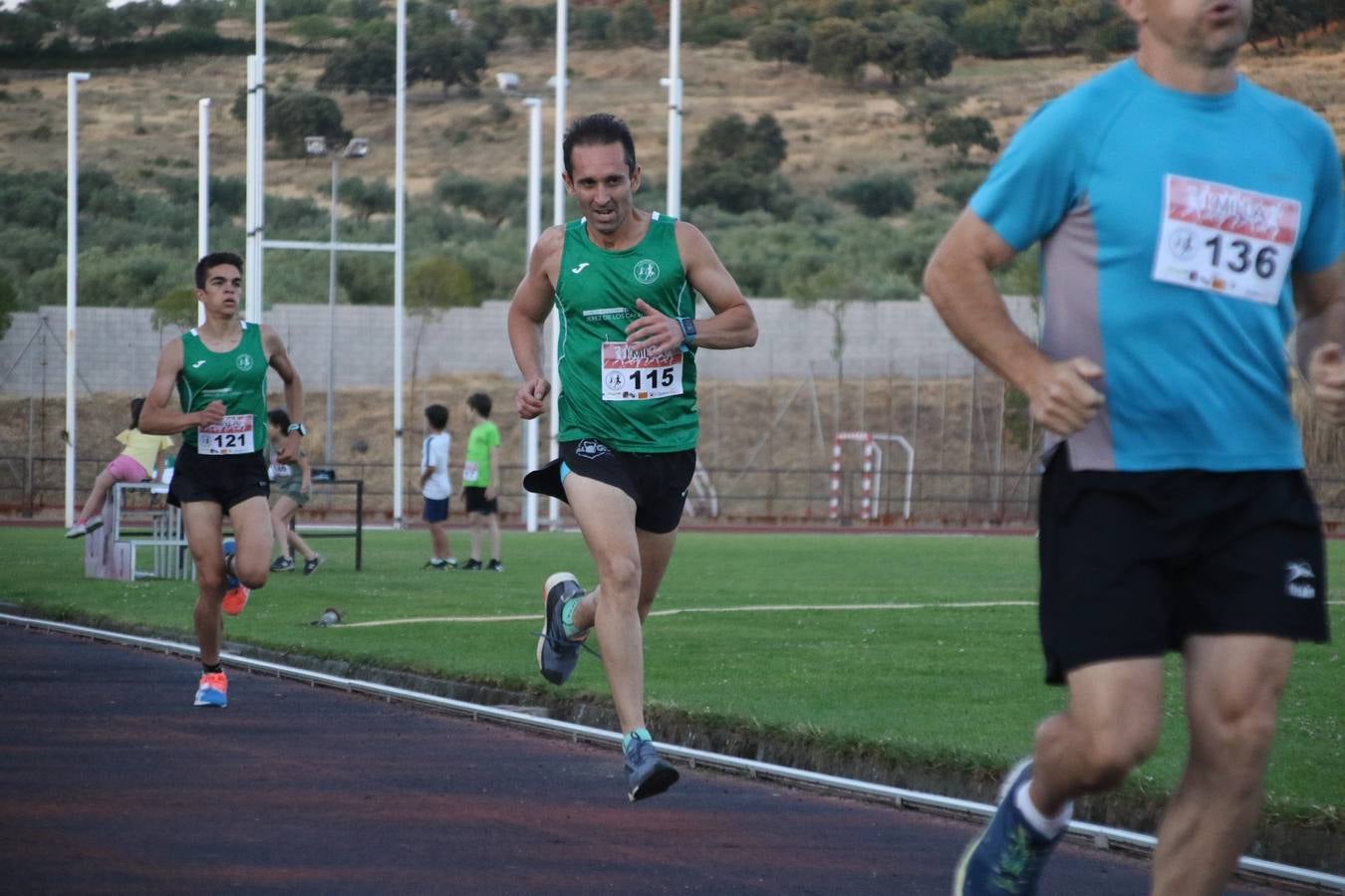 La Ciudad Deportiva 'Manuel Calzado Galván' acogió, ayer, la 'I Milla', organizada por el Club Atletismo de Jerez de los Caballeros con motivo de su primer aniversario. Manuela Gómez y Álvaro Crespo fueron los vencedores de la prueba absoluta. Al finalizar, los participantes y los allí presentes disfrutaron de una jornada de convivencia. 