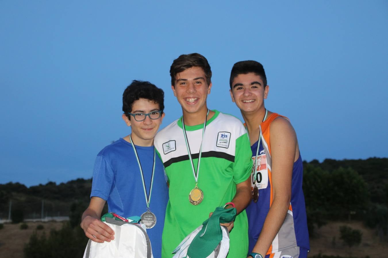 La Ciudad Deportiva 'Manuel Calzado Galván' acogió, ayer, la 'I Milla', organizada por el Club Atletismo de Jerez de los Caballeros con motivo de su primer aniversario. Manuela Gómez y Álvaro Crespo fueron los vencedores de la prueba absoluta. Al finalizar, los participantes y los allí presentes disfrutaron de una jornada de convivencia. 
