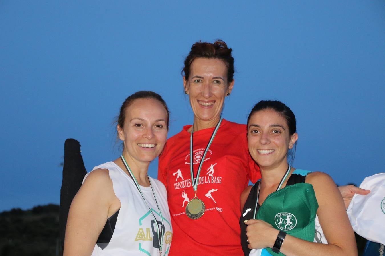 La Ciudad Deportiva 'Manuel Calzado Galván' acogió, ayer, la 'I Milla', organizada por el Club Atletismo de Jerez de los Caballeros con motivo de su primer aniversario. Manuela Gómez y Álvaro Crespo fueron los vencedores de la prueba absoluta. Al finalizar, los participantes y los allí presentes disfrutaron de una jornada de convivencia. 
