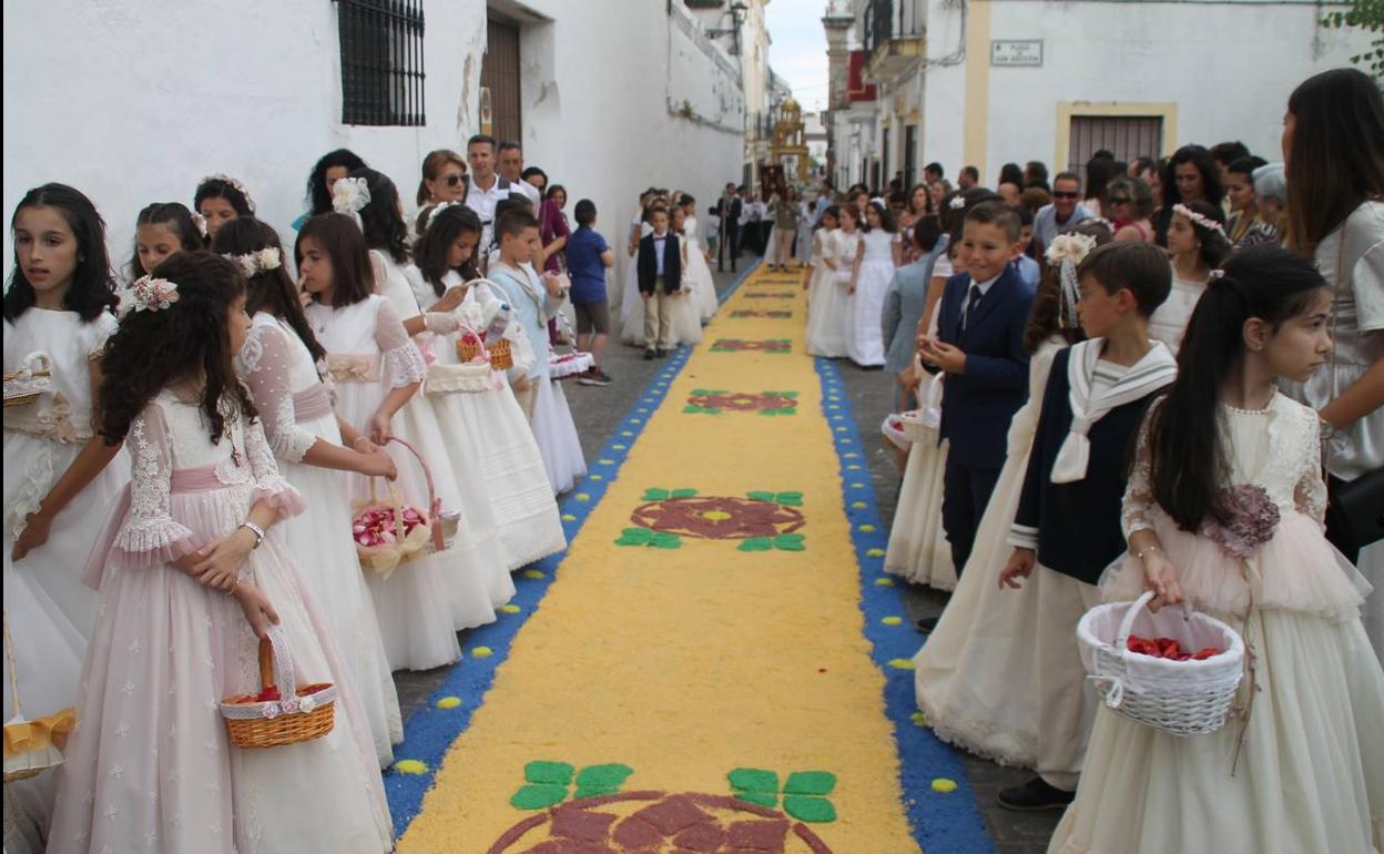 Niños y niñas de Primera Comunión acompañando la Procesión en la calle San Agustín.