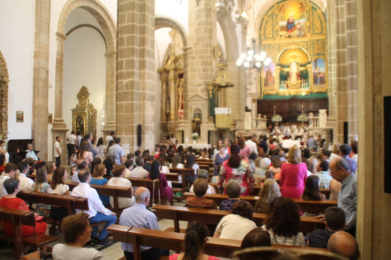 Jerez de los Caballeros celebró ayer la festividad del Corpus Christi en medio de un ambiente de solemnidad y convivencia del que fueron partícipes cientos de personas.La iglesia visigoda de Santa María de la Encarnación, llena de fieles, acogió la celebración de la Eucaristía que dió paso a la procesión acompañando la Santa Custodia en el magnífico templete de la iglesia de San Miguel, sobre las andas de la Virgen de Aguasantas y portada por costaleros y costaleras de la recién Asociación creada en esta ciudad. El párroco, Antonio María Rejano, destacó la significación de esta procesión, lamás grande, dijo, «porque Jesús sale a nuestras vidas, a nuestro encuentro y nosotros le acompañamos». Al término de la misa, incidió en el agradecimiento a todas las personas que han participado para hacer posible su desarrollo, trabajando desde la jornada del sábado en la elaboración de las preciosas alfombras de sal teñida de colores, que lucieron en las calles del centro de Jerez. El agradecimiento fue especial para los padres y madres de los niños y niñas que han hecho la Primera Comunión, para éstos mismos, también para catequistas, Cofradías y Hermandades, la Asociación del costaleros y costaleras de la Semana Santa de Jerez de los Caballeros, Ayuntamiento, Policía Local, grupos y personas de la parroquia.Autoridades civiles en representación del Ayuntamiento, Policía Local y Guardia Civil, acompañaron el desarrollo de la procesión junto a representantes de todas las cofradías y hermandades jerezanas y el protagonismo de los más de 80 niños y niñas que este año han celebrado su Primera Comunión.  A lo largo de todo el recorrido se instalaron distintos altares, también con la colaboración de vecinos y centros como la Residencia de Mayores Hernando de Soto. Los magníficos sones de la Agrupación Musical 'Nuestro Padre Jesús Nazareno' coronaron esta hermosa procesión.