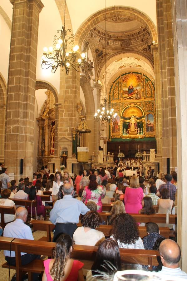 Jerez de los Caballeros celebró ayer la festividad del Corpus Christi en medio de un ambiente de solemnidad y convivencia del que fueron partícipes cientos de personas.La iglesia visigoda de Santa María de la Encarnación, llena de fieles, acogió la celebración de la Eucaristía que dió paso a la procesión acompañando la Santa Custodia en el magnífico templete de la iglesia de San Miguel, sobre las andas de la Virgen de Aguasantas y portada por costaleros y costaleras de la recién Asociación creada en esta ciudad. El párroco, Antonio María Rejano, destacó la significación de esta procesión, lamás grande, dijo, «porque Jesús sale a nuestras vidas, a nuestro encuentro y nosotros le acompañamos». Al término de la misa, incidió en el agradecimiento a todas las personas que han participado para hacer posible su desarrollo, trabajando desde la jornada del sábado en la elaboración de las preciosas alfombras de sal teñida de colores, que lucieron en las calles del centro de Jerez. El agradecimiento fue especial para los padres y madres de los niños y niñas que han hecho la Primera Comunión, para éstos mismos, también para catequistas, Cofradías y Hermandades, la Asociación del costaleros y costaleras de la Semana Santa de Jerez de los Caballeros, Ayuntamiento, Policía Local, grupos y personas de la parroquia.Autoridades civiles en representación del Ayuntamiento, Policía Local y Guardia Civil, acompañaron el desarrollo de la procesión junto a representantes de todas las cofradías y hermandades jerezanas y el protagonismo de los más de 80 niños y niñas que este año han celebrado su Primera Comunión.  A lo largo de todo el recorrido se instalaron distintos altares, también con la colaboración de vecinos y centros como la Residencia de Mayores Hernando de Soto. Los magníficos sones de la Agrupación Musical 'Nuestro Padre Jesús Nazareno' coronaron esta hermosa procesión.