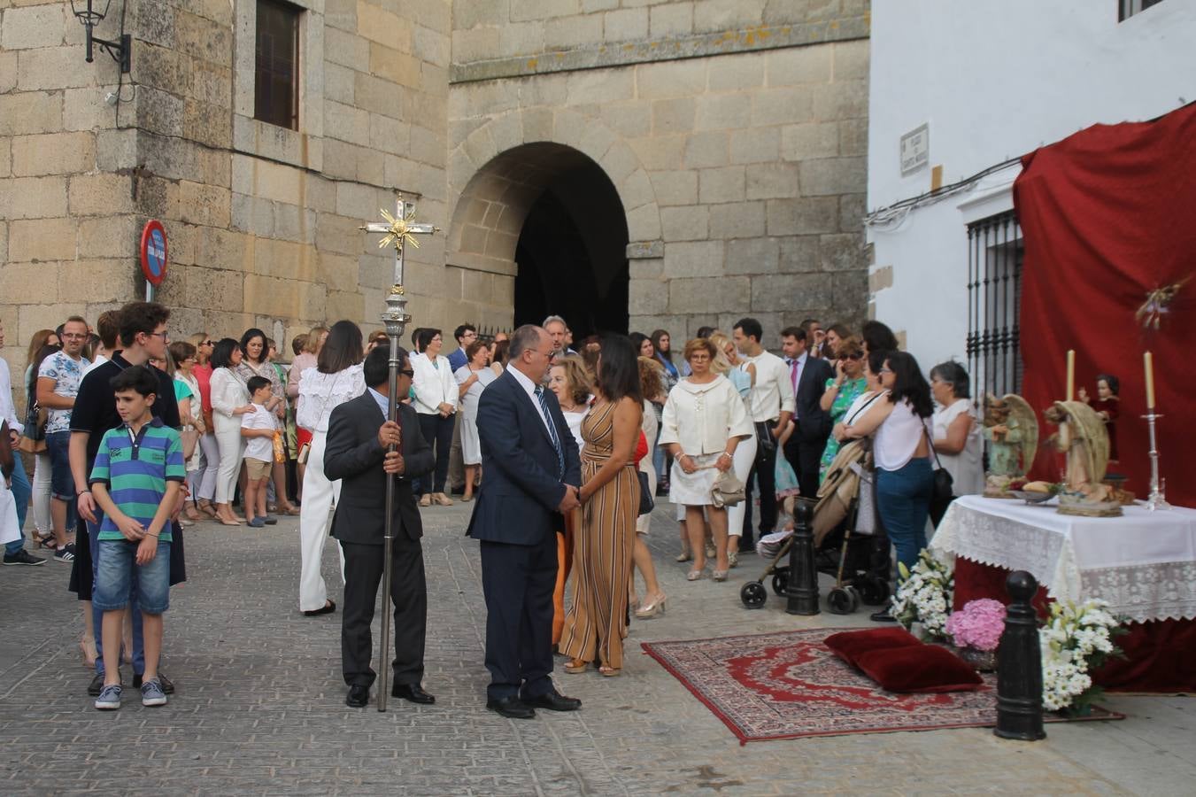 Jerez de los Caballeros celebró ayer la festividad del Corpus Christi en medio de un ambiente de solemnidad y convivencia del que fueron partícipes cientos de personas.La iglesia visigoda de Santa María de la Encarnación, llena de fieles, acogió la celebración de la Eucaristía que dió paso a la procesión acompañando la Santa Custodia en el magnífico templete de la iglesia de San Miguel, sobre las andas de la Virgen de Aguasantas y portada por costaleros y costaleras de la recién Asociación creada en esta ciudad. El párroco, Antonio María Rejano, destacó la significación de esta procesión, lamás grande, dijo, «porque Jesús sale a nuestras vidas, a nuestro encuentro y nosotros le acompañamos». Al término de la misa, incidió en el agradecimiento a todas las personas que han participado para hacer posible su desarrollo, trabajando desde la jornada del sábado en la elaboración de las preciosas alfombras de sal teñida de colores, que lucieron en las calles del centro de Jerez. El agradecimiento fue especial para los padres y madres de los niños y niñas que han hecho la Primera Comunión, para éstos mismos, también para catequistas, Cofradías y Hermandades, la Asociación del costaleros y costaleras de la Semana Santa de Jerez de los Caballeros, Ayuntamiento, Policía Local, grupos y personas de la parroquia.Autoridades civiles en representación del Ayuntamiento, Policía Local y Guardia Civil, acompañaron el desarrollo de la procesión junto a representantes de todas las cofradías y hermandades jerezanas y el protagonismo de los más de 80 niños y niñas que este año han celebrado su Primera Comunión.  A lo largo de todo el recorrido se instalaron distintos altares, también con la colaboración de vecinos y centros como la Residencia de Mayores Hernando de Soto. Los magníficos sones de la Agrupación Musical 'Nuestro Padre Jesús Nazareno' coronaron esta hermosa procesión.