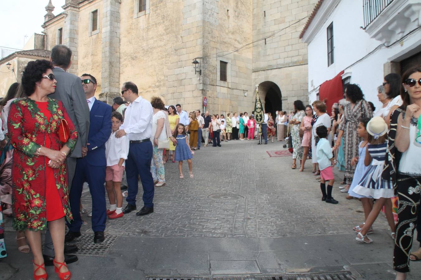 Jerez de los Caballeros celebró ayer la festividad del Corpus Christi en medio de un ambiente de solemnidad y convivencia del que fueron partícipes cientos de personas.La iglesia visigoda de Santa María de la Encarnación, llena de fieles, acogió la celebración de la Eucaristía que dió paso a la procesión acompañando la Santa Custodia en el magnífico templete de la iglesia de San Miguel, sobre las andas de la Virgen de Aguasantas y portada por costaleros y costaleras de la recién Asociación creada en esta ciudad. El párroco, Antonio María Rejano, destacó la significación de esta procesión, lamás grande, dijo, «porque Jesús sale a nuestras vidas, a nuestro encuentro y nosotros le acompañamos». Al término de la misa, incidió en el agradecimiento a todas las personas que han participado para hacer posible su desarrollo, trabajando desde la jornada del sábado en la elaboración de las preciosas alfombras de sal teñida de colores, que lucieron en las calles del centro de Jerez. El agradecimiento fue especial para los padres y madres de los niños y niñas que han hecho la Primera Comunión, para éstos mismos, también para catequistas, Cofradías y Hermandades, la Asociación del costaleros y costaleras de la Semana Santa de Jerez de los Caballeros, Ayuntamiento, Policía Local, grupos y personas de la parroquia.Autoridades civiles en representación del Ayuntamiento, Policía Local y Guardia Civil, acompañaron el desarrollo de la procesión junto a representantes de todas las cofradías y hermandades jerezanas y el protagonismo de los más de 80 niños y niñas que este año han celebrado su Primera Comunión.  A lo largo de todo el recorrido se instalaron distintos altares, también con la colaboración de vecinos y centros como la Residencia de Mayores Hernando de Soto. Los magníficos sones de la Agrupación Musical 'Nuestro Padre Jesús Nazareno' coronaron esta hermosa procesión.