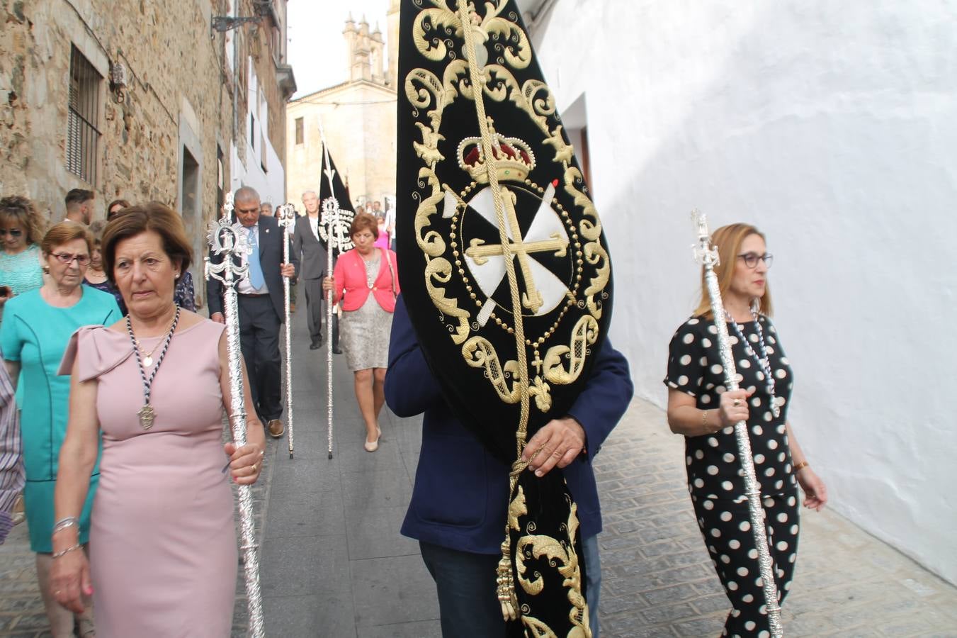 Jerez de los Caballeros celebró ayer la festividad del Corpus Christi en medio de un ambiente de solemnidad y convivencia del que fueron partícipes cientos de personas.La iglesia visigoda de Santa María de la Encarnación, llena de fieles, acogió la celebración de la Eucaristía que dió paso a la procesión acompañando la Santa Custodia en el magnífico templete de la iglesia de San Miguel, sobre las andas de la Virgen de Aguasantas y portada por costaleros y costaleras de la recién Asociación creada en esta ciudad. El párroco, Antonio María Rejano, destacó la significación de esta procesión, lamás grande, dijo, «porque Jesús sale a nuestras vidas, a nuestro encuentro y nosotros le acompañamos». Al término de la misa, incidió en el agradecimiento a todas las personas que han participado para hacer posible su desarrollo, trabajando desde la jornada del sábado en la elaboración de las preciosas alfombras de sal teñida de colores, que lucieron en las calles del centro de Jerez. El agradecimiento fue especial para los padres y madres de los niños y niñas que han hecho la Primera Comunión, para éstos mismos, también para catequistas, Cofradías y Hermandades, la Asociación del costaleros y costaleras de la Semana Santa de Jerez de los Caballeros, Ayuntamiento, Policía Local, grupos y personas de la parroquia.Autoridades civiles en representación del Ayuntamiento, Policía Local y Guardia Civil, acompañaron el desarrollo de la procesión junto a representantes de todas las cofradías y hermandades jerezanas y el protagonismo de los más de 80 niños y niñas que este año han celebrado su Primera Comunión.  A lo largo de todo el recorrido se instalaron distintos altares, también con la colaboración de vecinos y centros como la Residencia de Mayores Hernando de Soto. Los magníficos sones de la Agrupación Musical 'Nuestro Padre Jesús Nazareno' coronaron esta hermosa procesión.