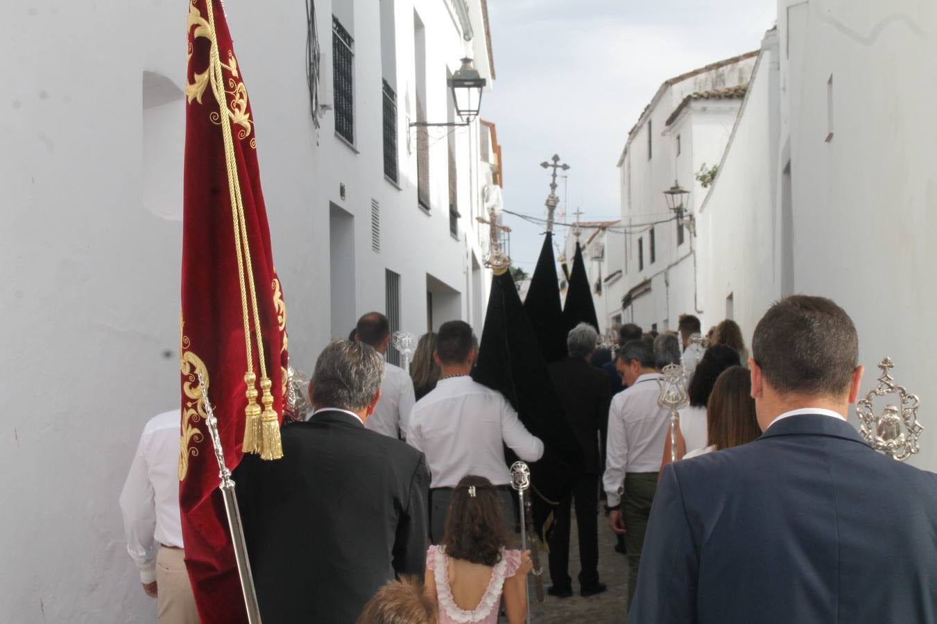 Jerez de los Caballeros celebró ayer la festividad del Corpus Christi en medio de un ambiente de solemnidad y convivencia del que fueron partícipes cientos de personas.La iglesia visigoda de Santa María de la Encarnación, llena de fieles, acogió la celebración de la Eucaristía que dió paso a la procesión acompañando la Santa Custodia en el magnífico templete de la iglesia de San Miguel, sobre las andas de la Virgen de Aguasantas y portada por costaleros y costaleras de la recién Asociación creada en esta ciudad. El párroco, Antonio María Rejano, destacó la significación de esta procesión, lamás grande, dijo, «porque Jesús sale a nuestras vidas, a nuestro encuentro y nosotros le acompañamos». Al término de la misa, incidió en el agradecimiento a todas las personas que han participado para hacer posible su desarrollo, trabajando desde la jornada del sábado en la elaboración de las preciosas alfombras de sal teñida de colores, que lucieron en las calles del centro de Jerez. El agradecimiento fue especial para los padres y madres de los niños y niñas que han hecho la Primera Comunión, para éstos mismos, también para catequistas, Cofradías y Hermandades, la Asociación del costaleros y costaleras de la Semana Santa de Jerez de los Caballeros, Ayuntamiento, Policía Local, grupos y personas de la parroquia.Autoridades civiles en representación del Ayuntamiento, Policía Local y Guardia Civil, acompañaron el desarrollo de la procesión junto a representantes de todas las cofradías y hermandades jerezanas y el protagonismo de los más de 80 niños y niñas que este año han celebrado su Primera Comunión.  A lo largo de todo el recorrido se instalaron distintos altares, también con la colaboración de vecinos y centros como la Residencia de Mayores Hernando de Soto. Los magníficos sones de la Agrupación Musical 'Nuestro Padre Jesús Nazareno' coronaron esta hermosa procesión.